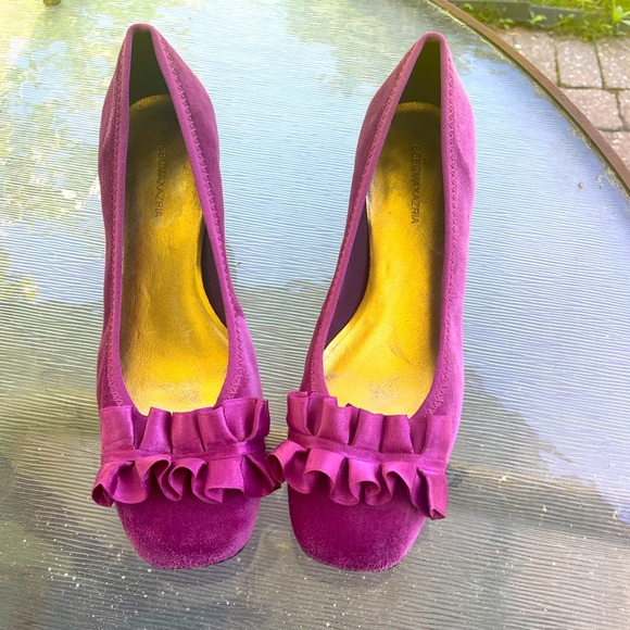 Woman’s Ruffled Kitten heel Shoe